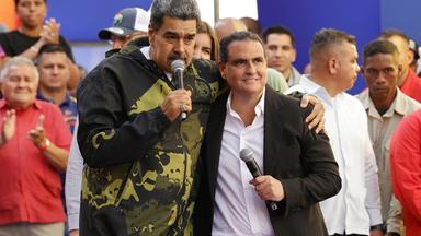 Venezuelas Ex-Präsident Nicolás Maduro (links) und Alex Saab stehen gemeinsam während einer Veranstaltung 