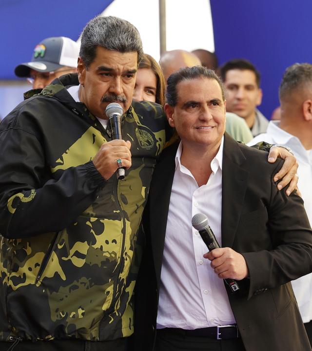 Venezuelas Ex-Präsident Nicolás Maduro (links) und Alex Saab stehen gemeinsam während einer Veranstaltung 