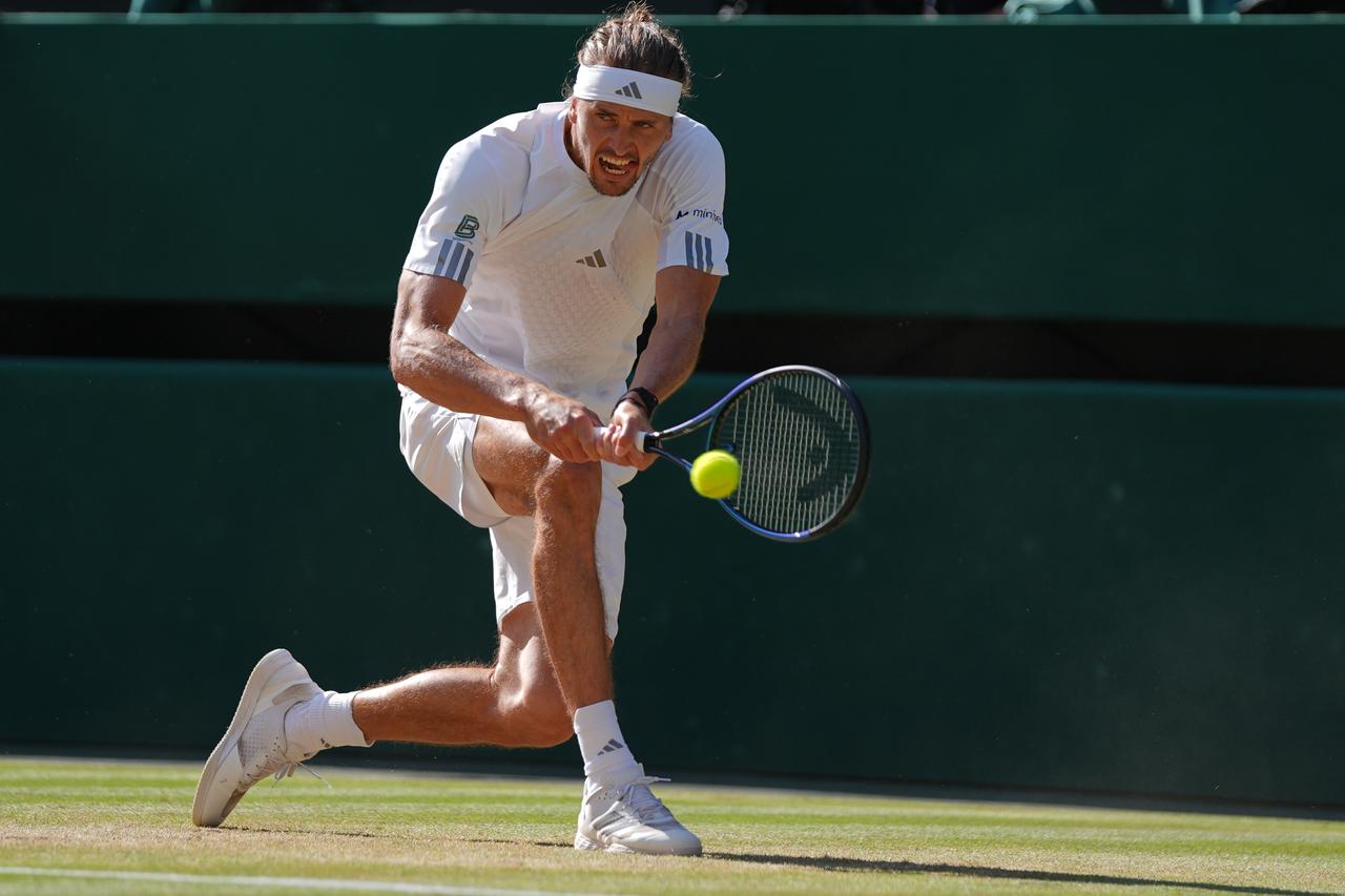 Alexander Zverev im Duell mit Jiri Lehecka in Wimbledon in Aktion