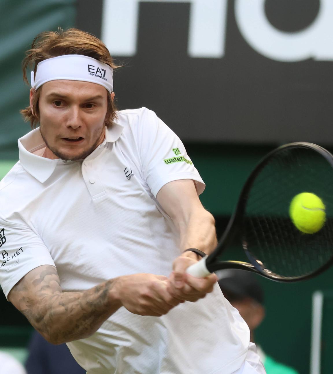ATP-Tour in Halle/Westfalen, Achtelfinale: Alexander Bublik spielt eine Rückhand.