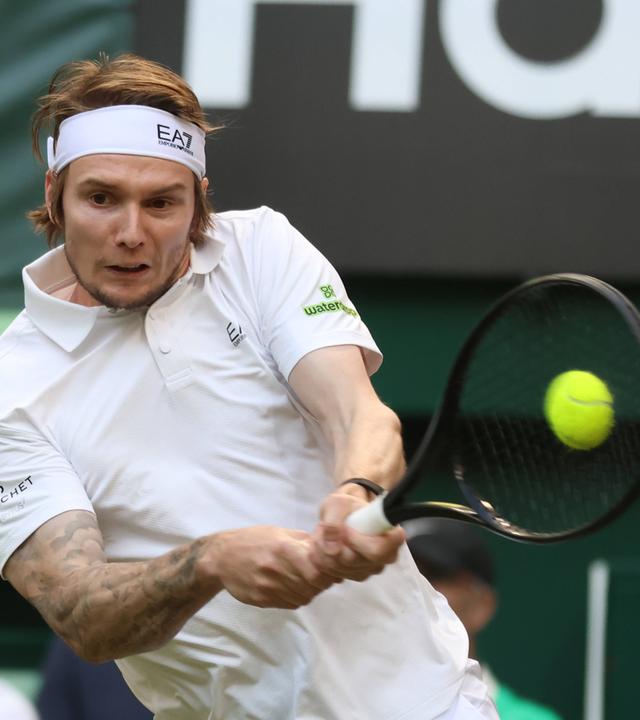 ATP-Tour in Halle/Westfalen, Achtelfinale: Alexander Bublik spielt eine Rückhand.