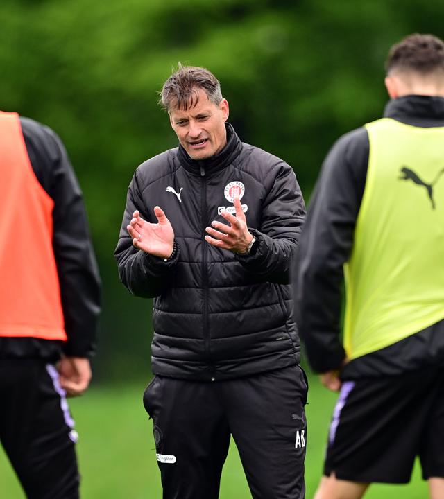 St. Pauli-Trainer Alexander Blessin übt sich in Zweckoptimismus