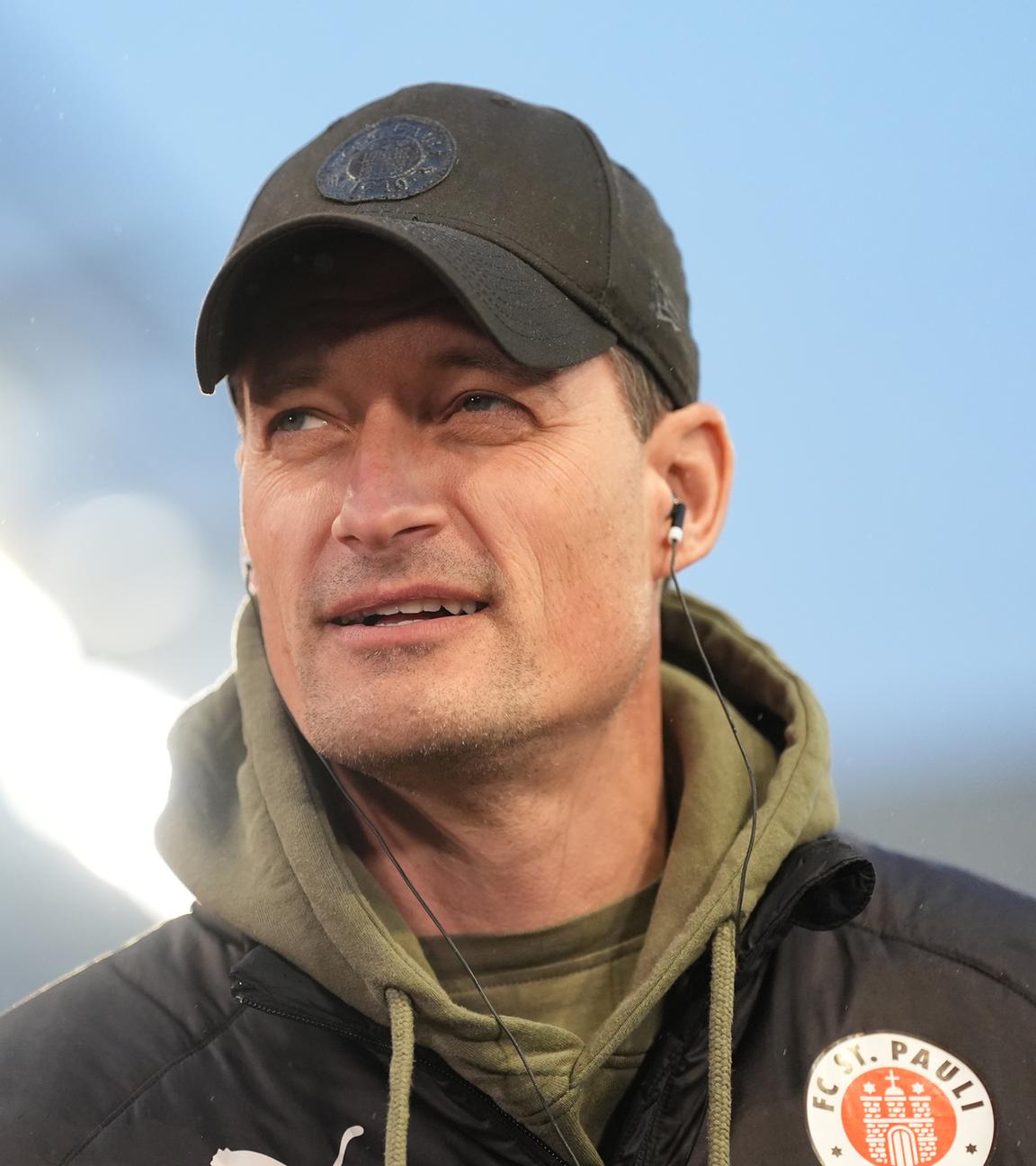 Fußballtrainer Alexander Blessin von FC St. Pauli, steht vor Spielbeginn am Spielfeldrand in Hamburg am 22.02.2026.