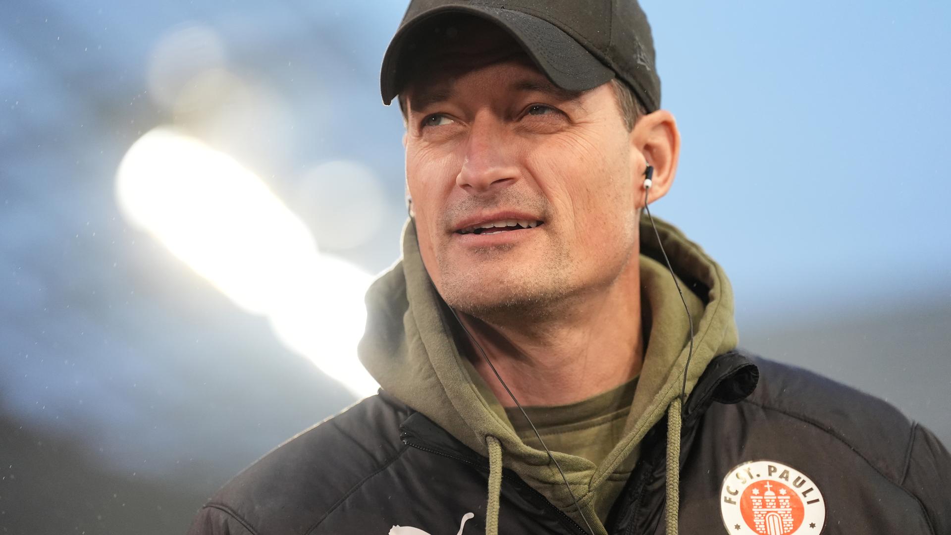 Fußballtrainer Alexander Blessin von FC St. Pauli, steht vor Spielbeginn am Spielfeldrand in Hamburg am 22.02.2026.