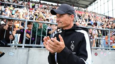 Alexander Blessin schwört seine Gladbacher auf offensives Pressing ein.