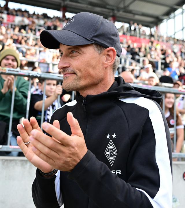 Alexander Blessin schwört seine Gladbacher auf offensives Pressing ein.