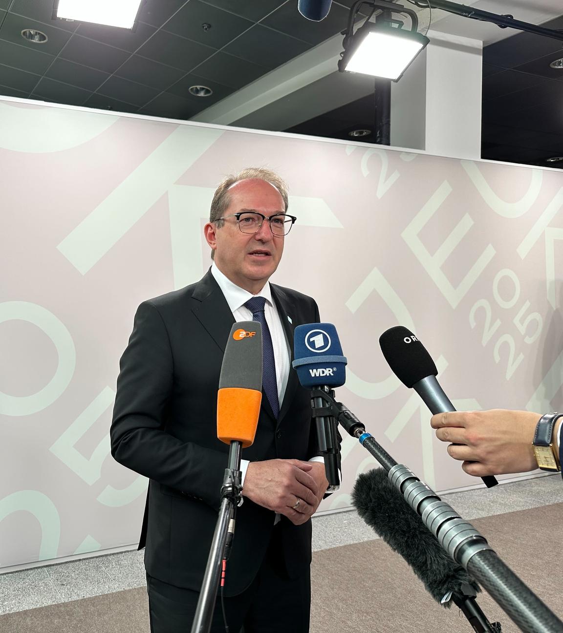 nnenminister Alexander Dobrindt (CSU) gibt am Rande des Treffens ein Statement. 