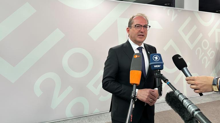 nnenminister Alexander Dobrindt (CSU) gibt am Rande des Treffens ein Statement. 