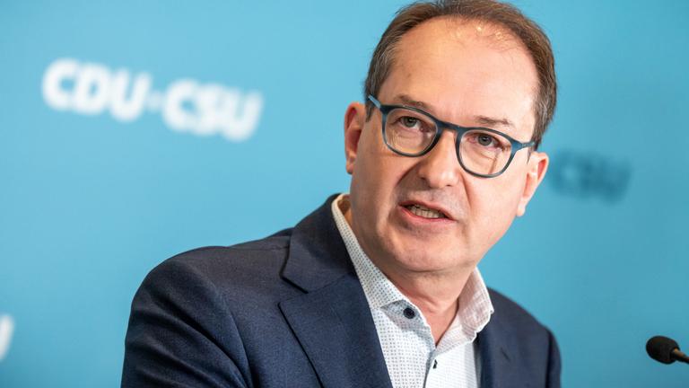 Berlin: Alexander Dobrindt, CSU-Landesgruppenchef, gibt nach der Fraktionssitzung im Bundestag ein Statement. 