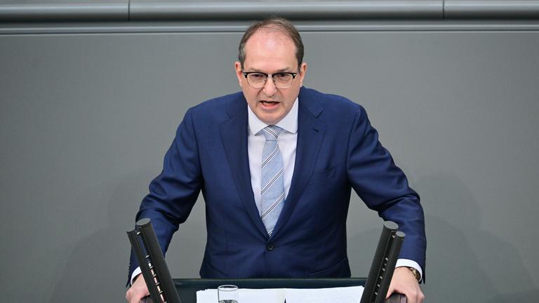 Alexander Dobrindt (CSU), Bundesinnenminister, spricht während der 5. Sitzung des Deutschen Bundestags.