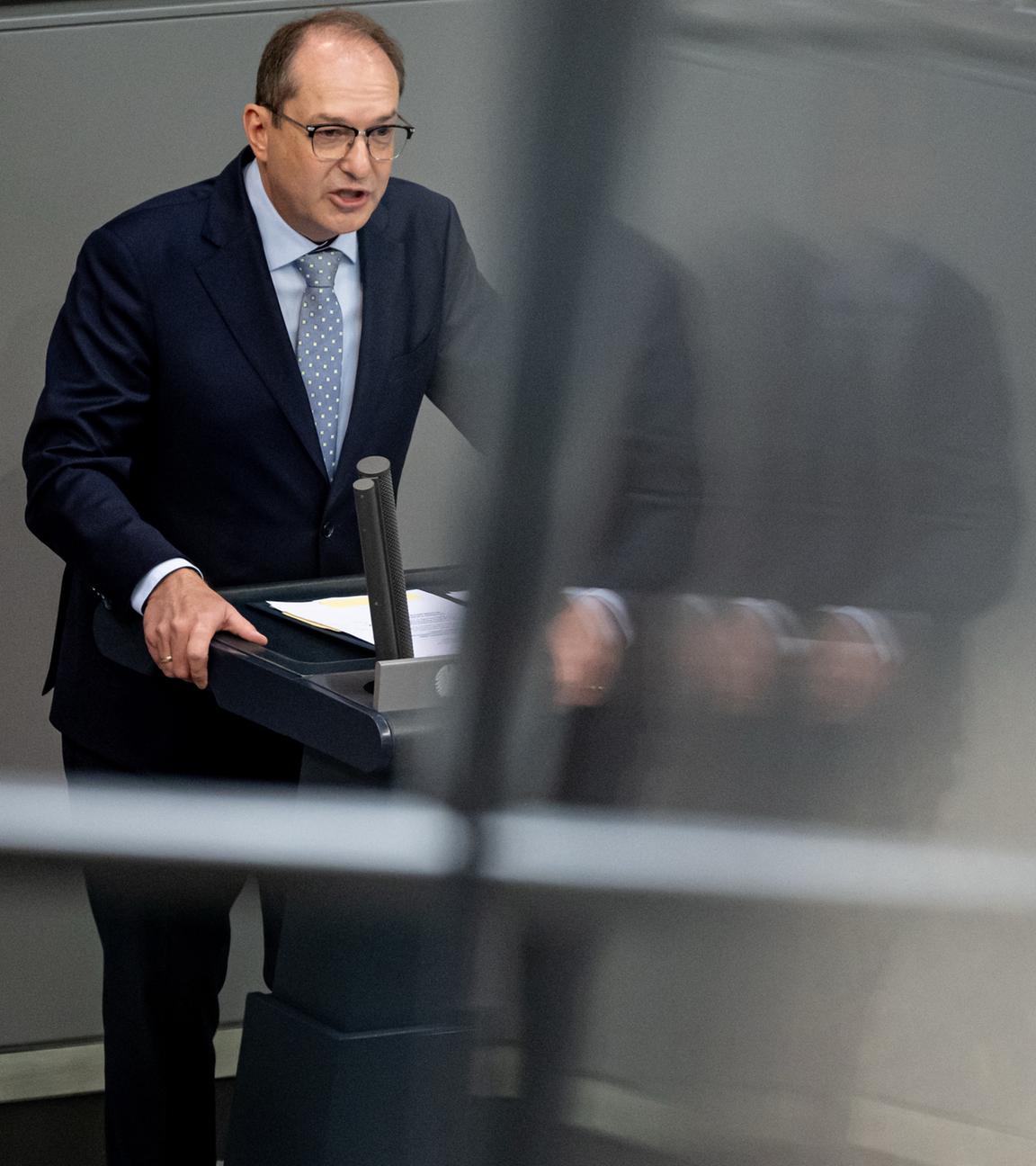 Bundesinnenminister Alexander Dobrindt steht am 27.06.2025 bei einer Sitzung des Bundestag am Rednerpult in Berlin.