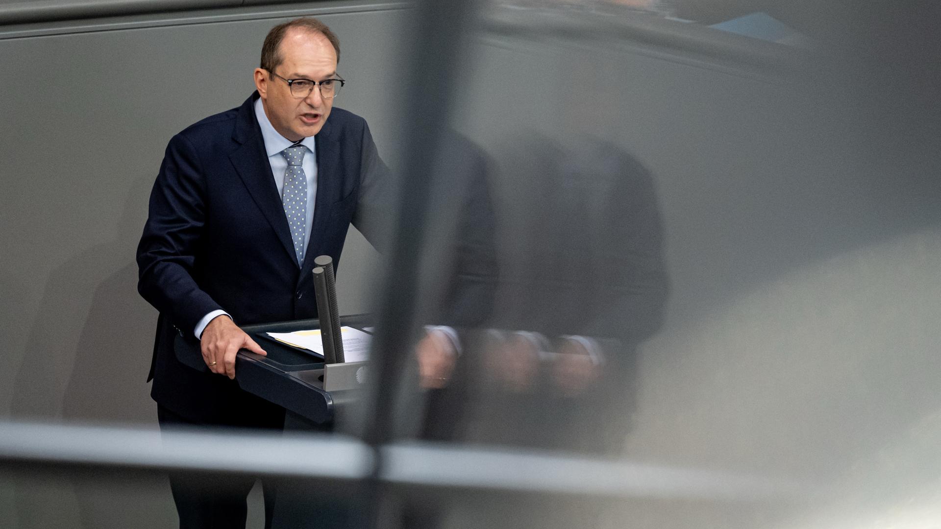 Bundesinnenminister Alexander Dobrindt steht am 27.06.2025 bei einer Sitzung des Bundestag am Rednerpult in Berlin.