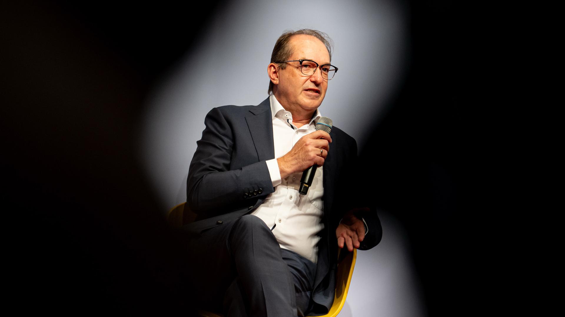 Alexander Dobrindt (CSU), Bundesinnenminister, nimmt am Tag der offenen Tür der neuen Bundesregierung im Bundespresseamt an einem Bühnengespräch teil. (Archiv)