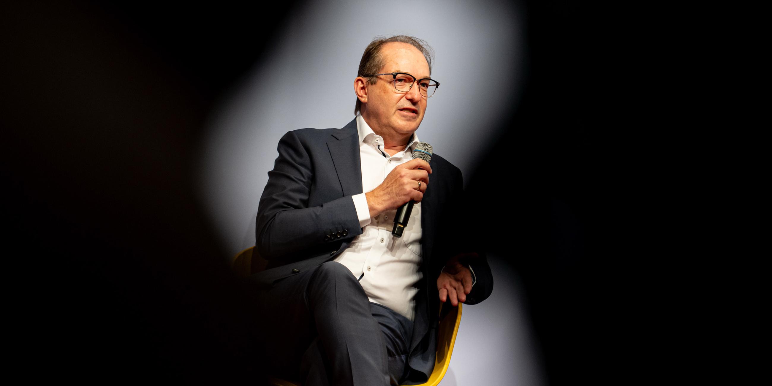 Alexander Dobrindt (CSU), Bundesinnenminister, nimmt am Tag der offenen Tür der neuen Bundesregierung im Bundespresseamt an einem Bühnengespräch teil. (Archiv)