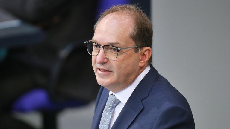 Berlin, Deutschland, 25.09.2025: Deutscher Bundestag: 28. Bundestagssitzung - Haushaltswoche: Bundesminister des Innern Alexander Dobrindt (CSU)