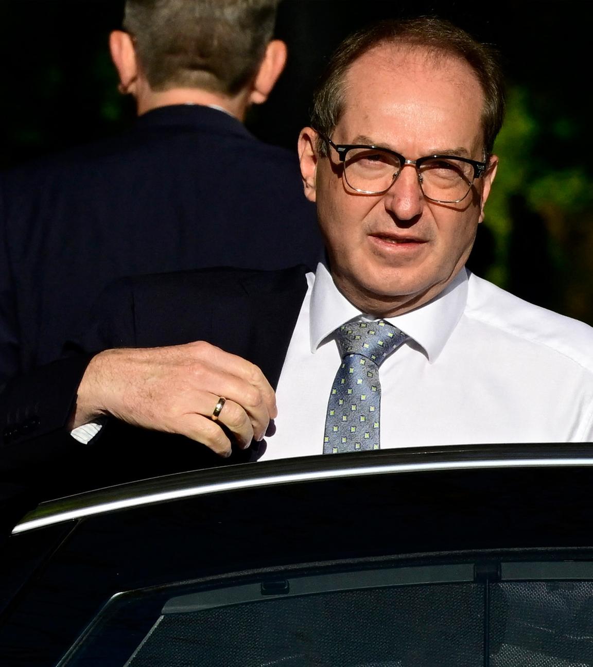 Bundesinnenminister Alexander Dobrindt trifft am 30. September 2025 zur zweitägigen Klausur des Bundeskabinetts in der Villa Borsig, dem Gästehaus des Auswärtigen Amts in Berlin, ein.