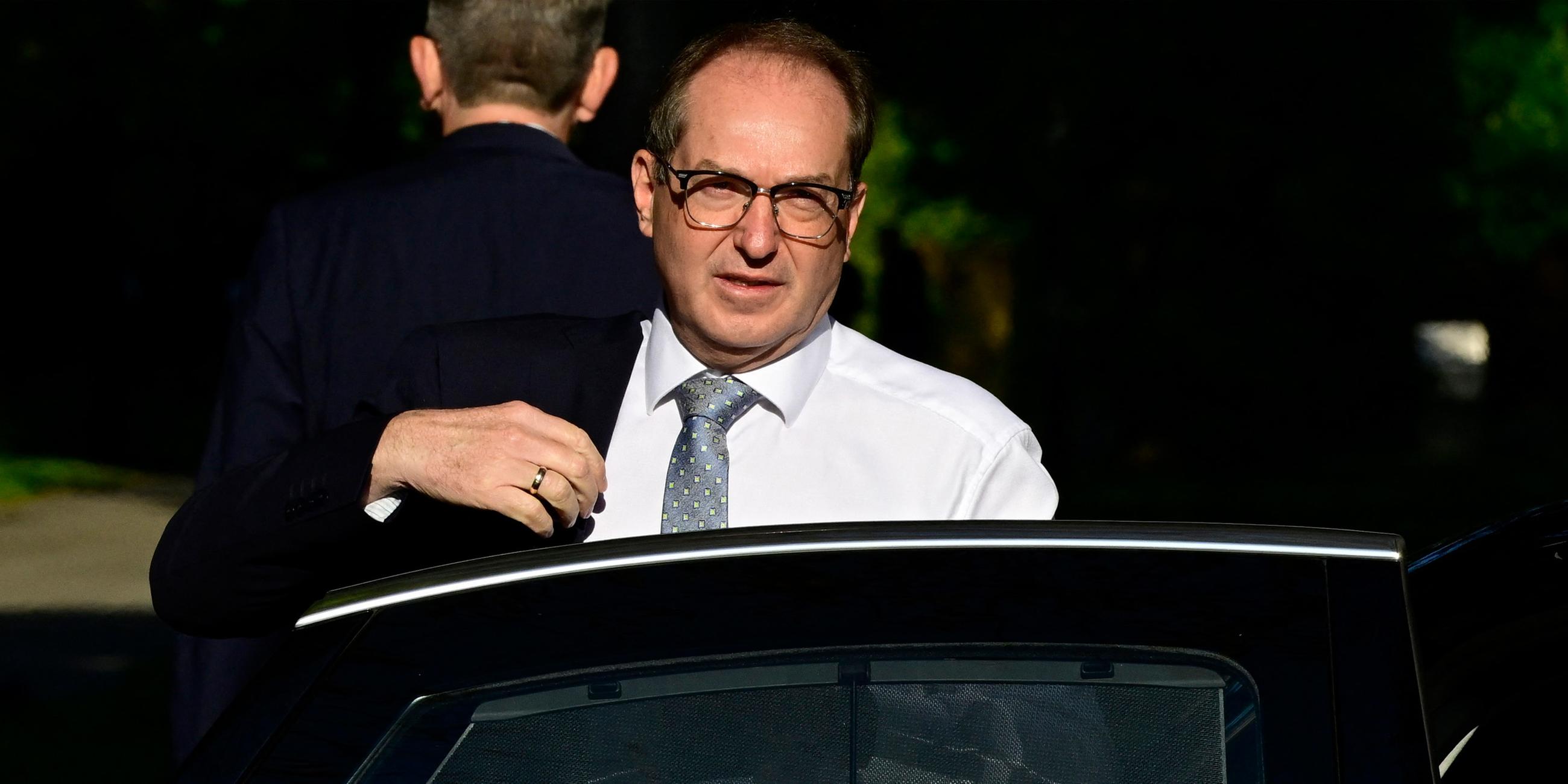Bundesinnenminister Alexander Dobrindt trifft am 30. September 2025 zur zweitägigen Klausur des Bundeskabinetts in der Villa Borsig, dem Gästehaus des Auswärtigen Amts in Berlin, ein.