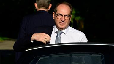 Bundesinnenminister Alexander Dobrindt trifft am 30. September 2025 zur zweitägigen Klausur des Bundeskabinetts in der Villa Borsig, dem Gästehaus des Auswärtigen Amts in Berlin, ein.