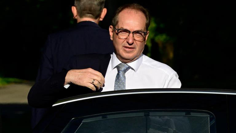 Bundesinnenminister Alexander Dobrindt trifft am 30. September 2025 zur zweitägigen Klausur des Bundeskabinetts in der Villa Borsig, dem Gästehaus des Auswärtigen Amts in Berlin, ein.