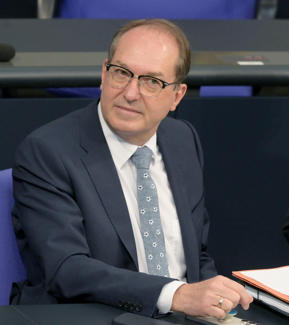 Alexander Dobrindt (CSU), Bundesinnenminister, sitzt während einer Debatte im Bundestag.