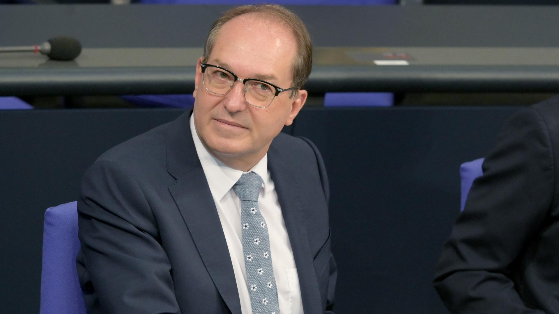 Alexander Dobrindt (CSU), Bundesinnenminister, sitzt während einer Debatte im Bundestag.