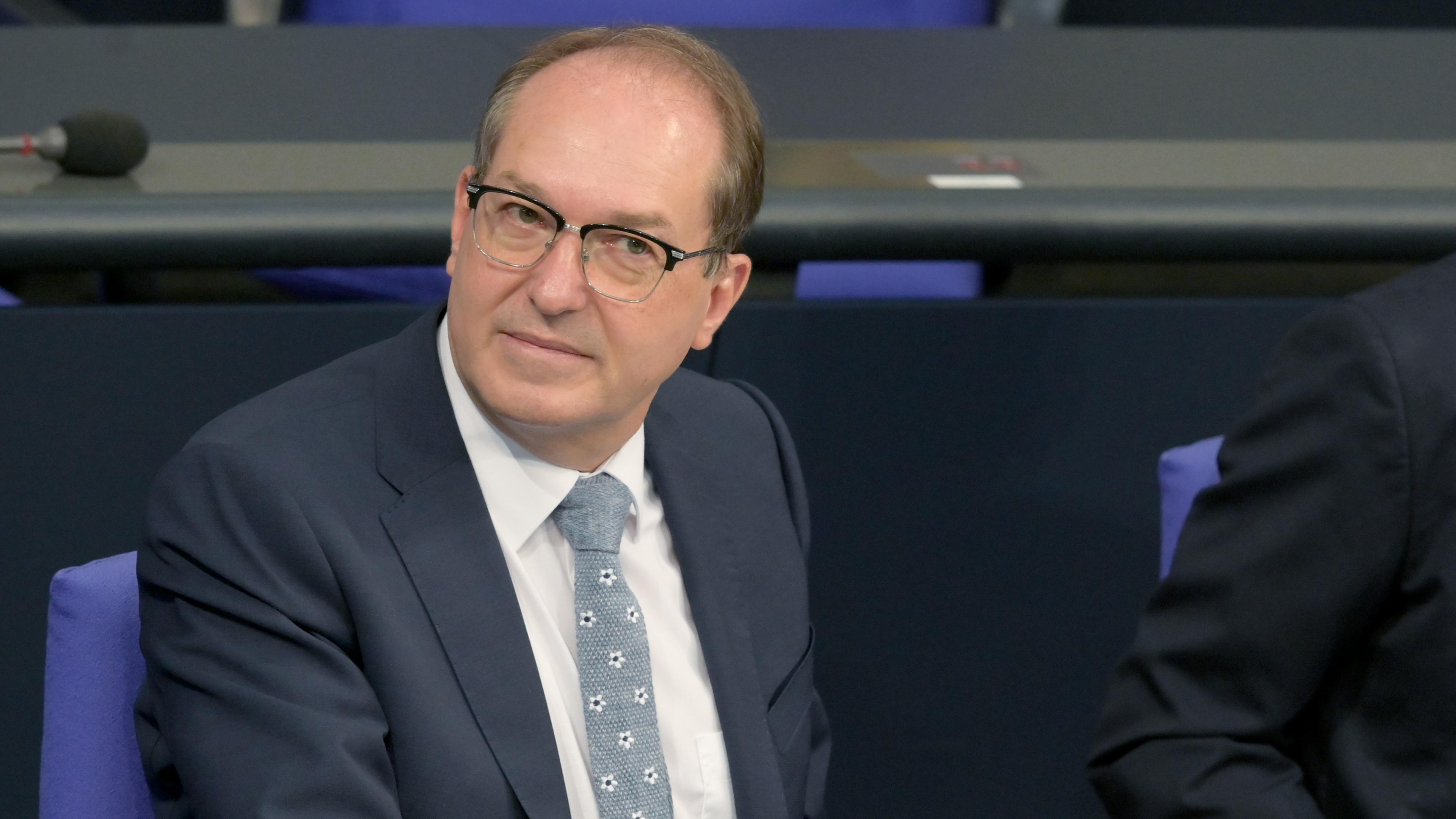 Alexander Dobrindt (CSU), Bundesinnenminister, sitzt während einer Debatte im Bundestag.