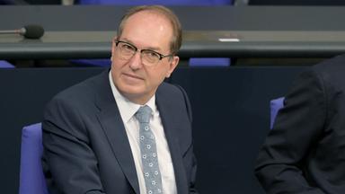 Alexander Dobrindt (CSU), Bundesinnenminister, sitzt während einer Debatte im Bundestag.