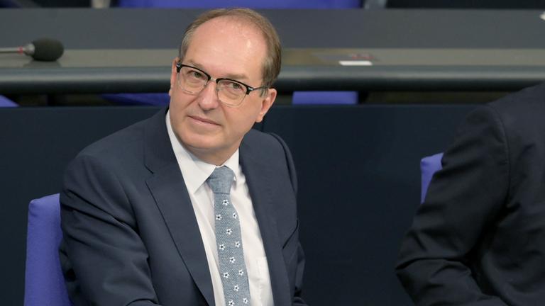 Alexander Dobrindt (CSU), Bundesinnenminister, sitzt während einer Debatte im Bundestag.