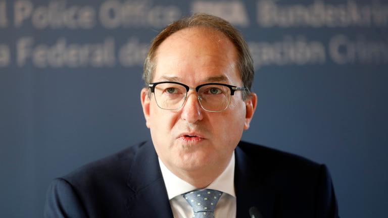 Alexander Dobrindt bei der Pressekonferenz Bundeslagebilder Organisierte Kriminalitaet und Rauschgift im Bundeskriminalamt.