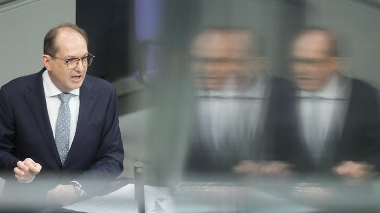 Alexander Dobrindt spricht im deutschen Bundestag. (Archivfoto)