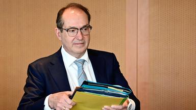 Dobrindt plant mehr Geld für Beamte - Milliarden Mehrkosten