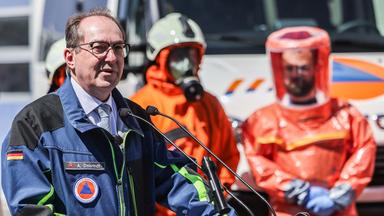 Alexander Dobrindt (l, CSU), Bundesinnenminister, spricht beim Bundesamt für Bevölkerungsschutz und Katastrophenhilfe (BBK), am 30.04.2026 in Bonn.