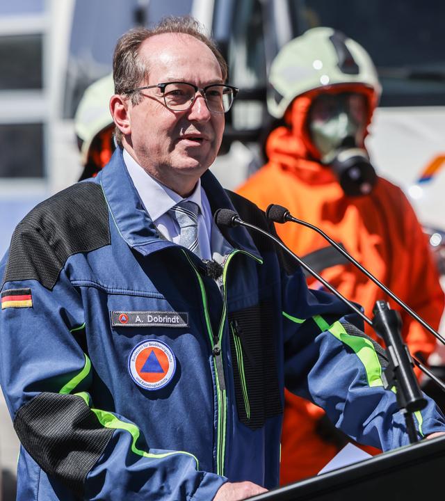 Alexander Dobrindt (l, CSU), Bundesinnenminister, spricht beim Bundesamt für Bevölkerungsschutz und Katastrophenhilfe (BBK), am 30.04.2026 in Bonn.