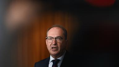 Bundesinnenminister Alexander Dobrindt (CSU) gibt ein Statement zur EU-Einigung zu Asylregeln und Return Hubs am 02.06.2026 in Berlin.