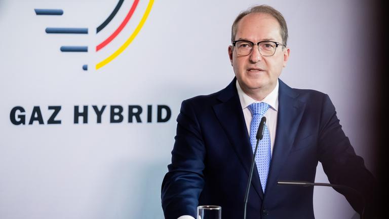 Alexander Dobrindt (CSU), Bundesinnenminister, spricht bei der Einweihung des Gemeinsamen Zentrums zur Abwehr hybrider Bedrohungen (GAZ Hybrid) am 16.06.2026 in Berlin.