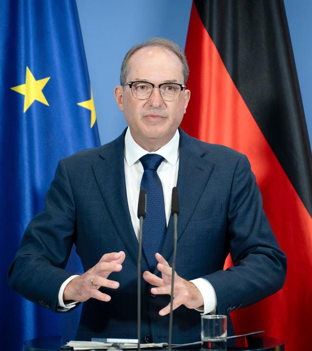 Alexander Dobrindt bei der Pressekonferenz zur Reform des Rechts der Nachrichtendienste im Bundeskanzleramt. 