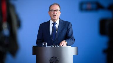 Alexander Dobrindt (CSU), Bundesinnenminister, äußert sich in einer kurzfristig einberufenen Pressekonferenz, am 21.08.2026, zu den Ermittlungen nach einem Waffenfund. 