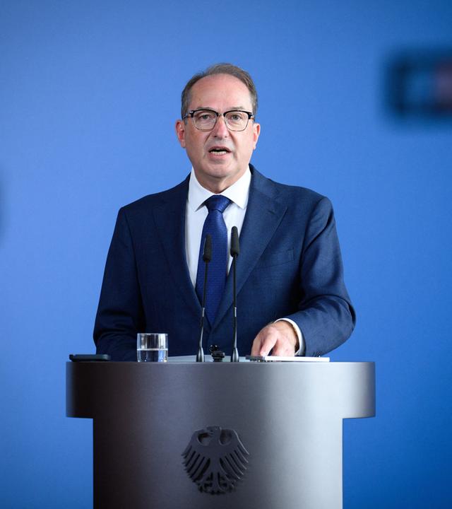 Alexander Dobrindt (CSU), Bundesinnenminister, äußert sich in einer kurzfristig einberufenen Pressekonferenz, am 21.08.2026, zu den Ermittlungen nach einem Waffenfund. 