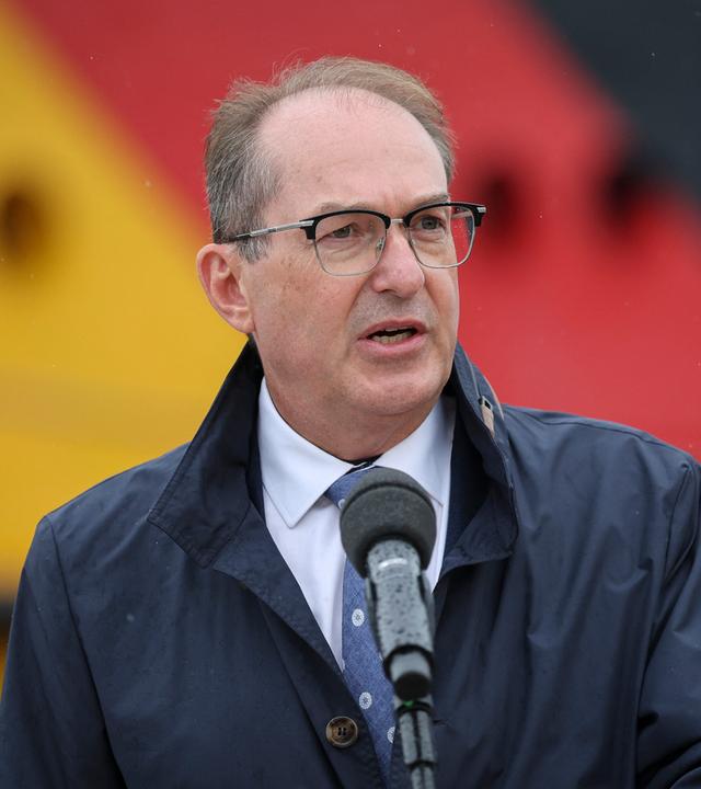 Alexander Dobrindt (CSU), Bundesinnenminister, spricht bei einem Abschlussstatement vor dem Einsatzschiff BP 82 Bamberg während des "Baltic Sea Security Summit" in der Marineschule Mürwik, am 28.08.2026 in Flensburg, Schleswig-Holstein.