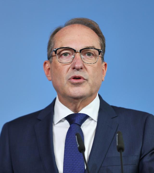 Bundesinnenministerium: Statement von Innenminister und Aussenminister zu Drohnen-Anschlag in Leipzig: Bundesminister des Innern Alexander Dobrindt (CSU)