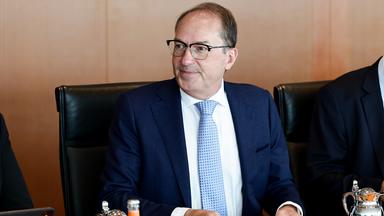 Der deutsche Innenminister Alexander Dobrindt nimmt an der wöchentlichen Kabinettssitzung der Bundesregierung im Bundeskanzleramt in Berlin teil.