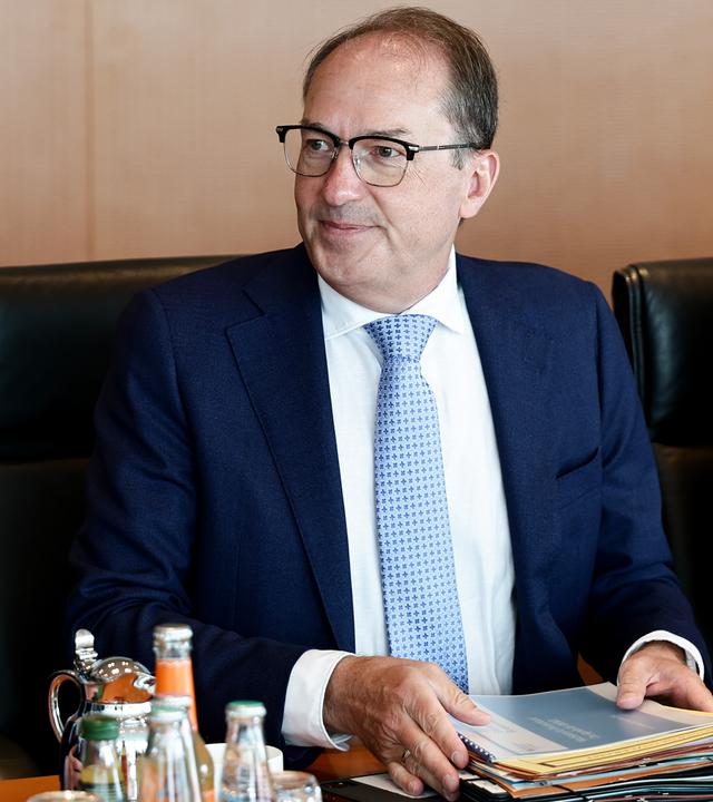 Der deutsche Innenminister Alexander Dobrindt nimmt an der wöchentlichen Kabinettssitzung der Bundesregierung im Bundeskanzleramt in Berlin teil.