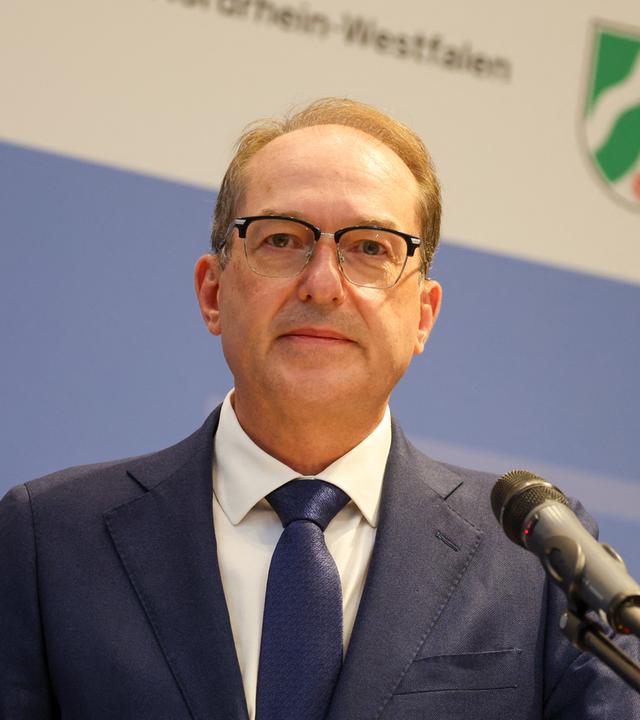 Alexander Dobrindt (CSU), Bundesminister des Innern, gibt eine Pressekonferenz mit NRW-Innenminister Reul im NRW-Innenministerium zur Entwicklung nach den Angriffen auf das Stromnetz in Nordrhein-Westfalen. 
