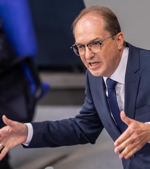 Alexander Dobrindt (CSU), Bundesinnenminister, spricht im Bundestag bei den Beratungen zum Bundeshaushalt 2027.