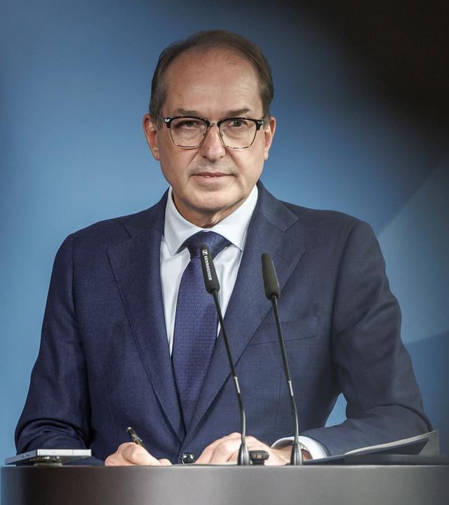Bundesinnenminister Alexander Dobrindt steht am 23.09.2026 in Berlin an einem Pult während der Pressekonferenz zum Aktionsplan Sozialleistungsmissbrauch.
