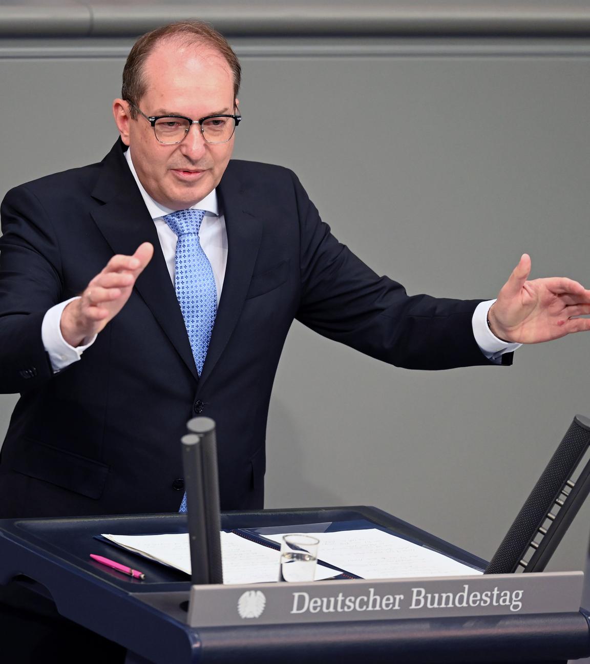  Alexander Dobrindt (CSU), Bundesinnenminister, spricht im Bundestag bei der Fortsetzung der Haushaltsberatungen. 