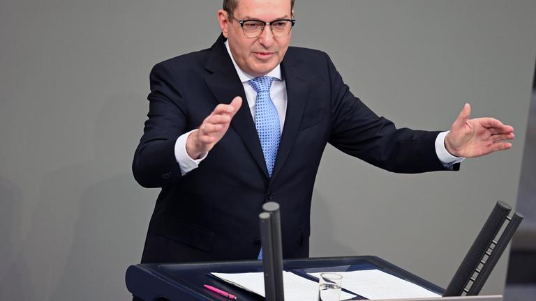  Alexander Dobrindt (CSU), Bundesinnenminister, spricht im Bundestag bei der Fortsetzung der Haushaltsberatungen. 