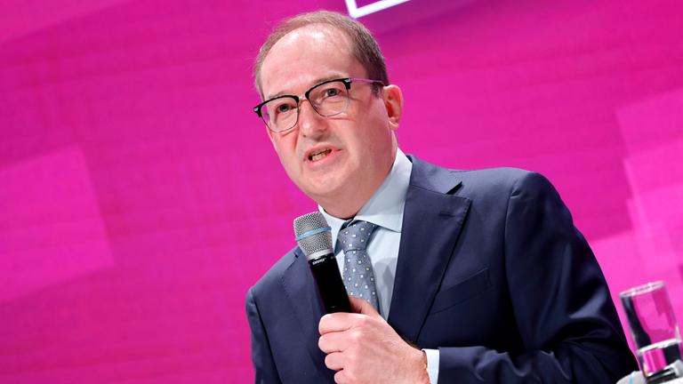 Bundesinnenminister Alexander Dobrindt (CSU) auf der Jahrestagung 2026 des dbb beamtenbund und tarifunion in der Koelnmesse.