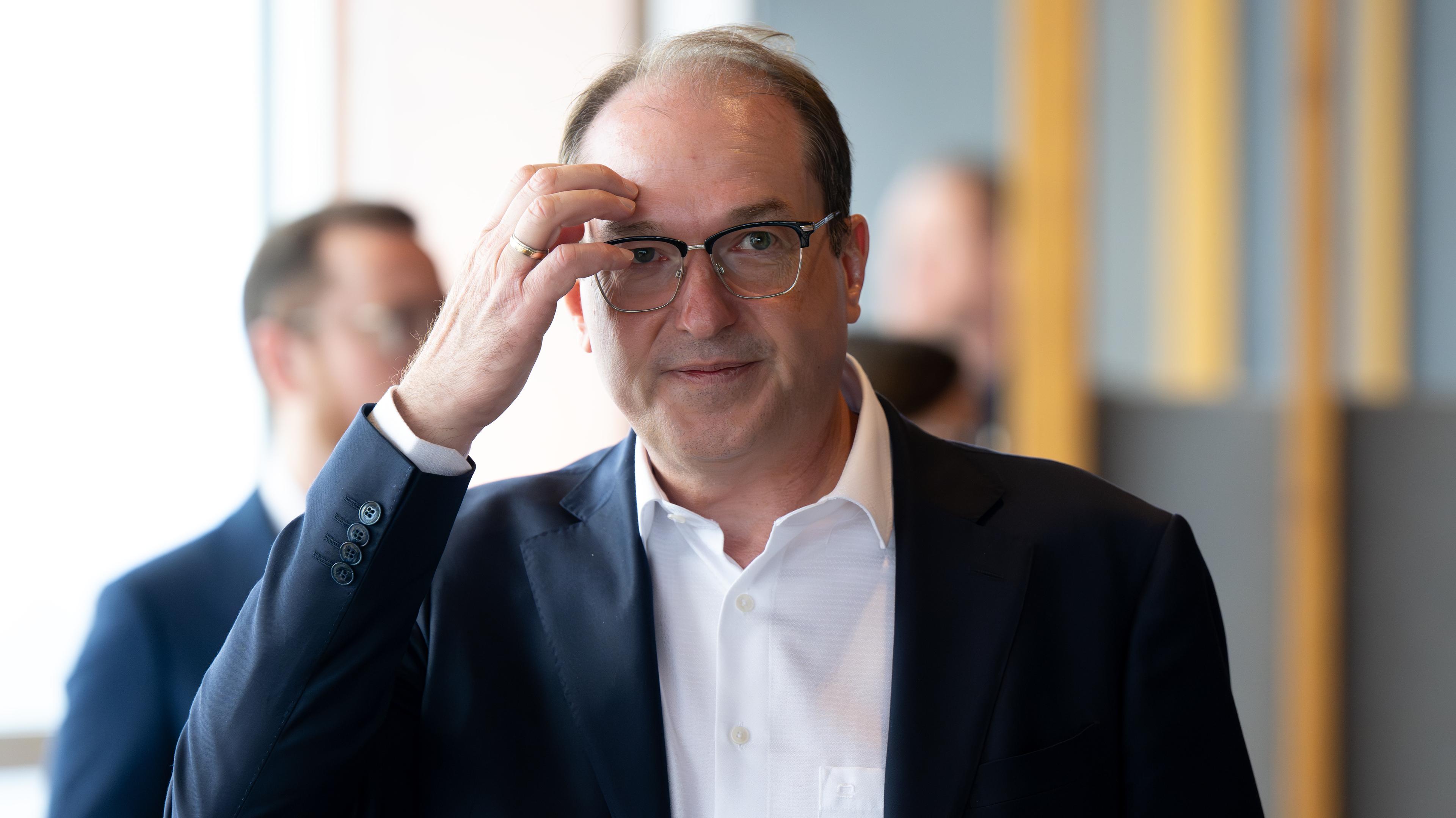  Alexander Dobrindt (CSU), Bundesinnenminister, kommt zu einem europäischen Ministertreffen zur Migrationspolitik auf der Zugspitze.