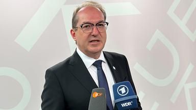  Innenminister Alexander Dobrindt (CSU) gibt am Rande des Treffens ein Statement.